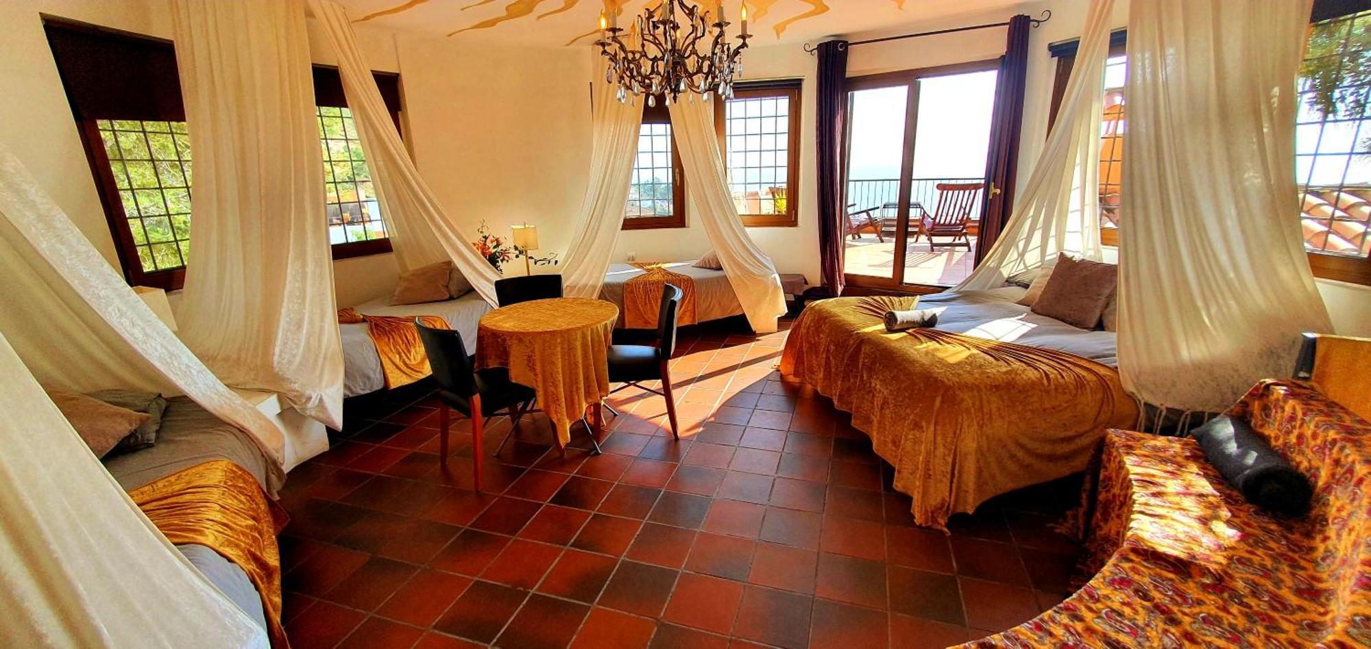 Ashram Sunshine Bed & Breakfast Sitges